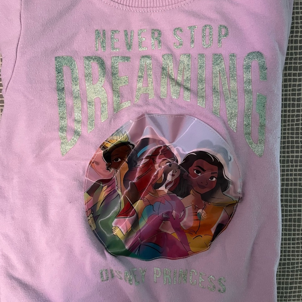 Size 6 girls Disney Princess set - runs small better for size 5